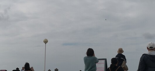 Kampfflugzeug in der Normandie 2025, ohrenbetäubender Lärm, Flugzeug oben rechts